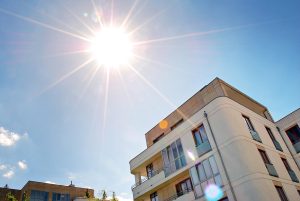 Confort d'été en copropriété : protections solaires et rénovation face aux fortes chaleurs