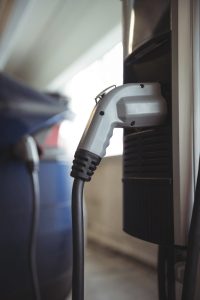 Parking tertiaire, ombrières photovoltaïques et bornes de recharge — obligations lois LOM et APER 2026